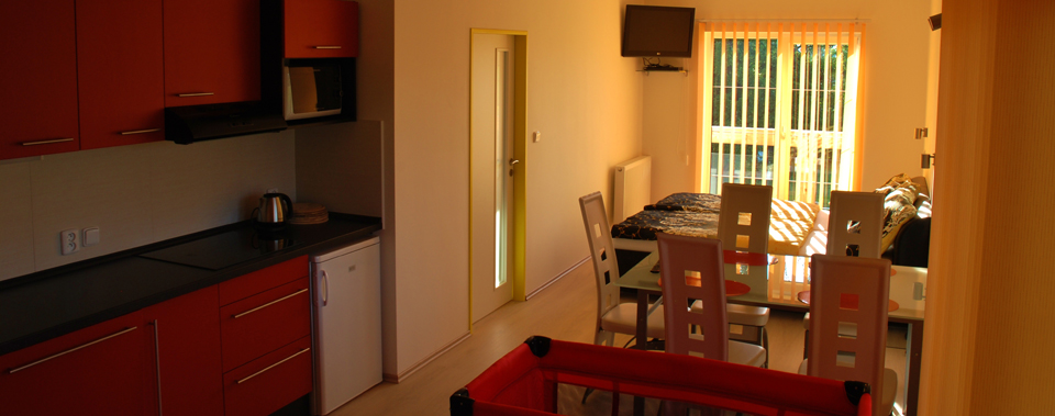 13 suites - 2.4 - 6 beds. Terraces with a view. Each with its own kitchen, colorful and clean bathrooms.